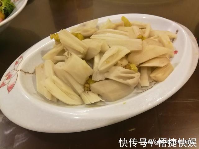 8道凉菜，15道热菜，农家院的团圆饭总花费588元，网友说：太值了