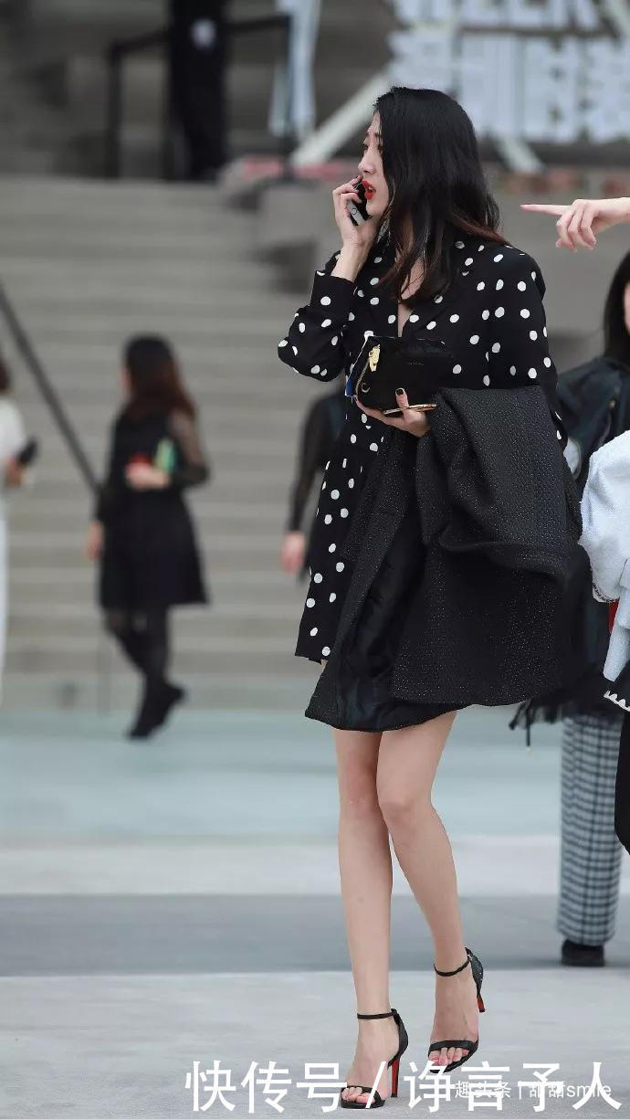 小姐姐脚上一双尖头的白色高跟鞋让她显高显瘦，又充满着魅力