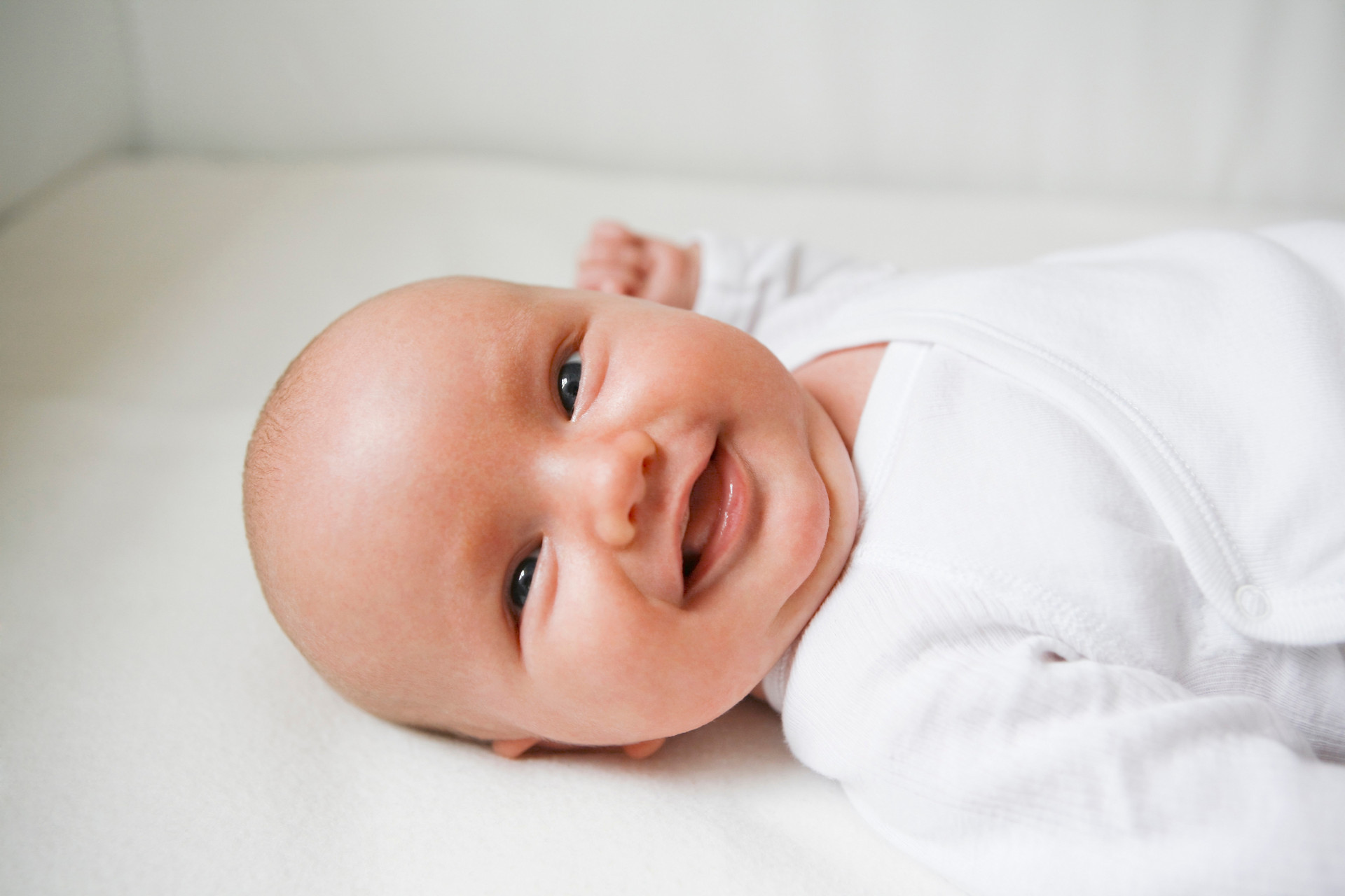 发育|“一月睡二月哭三月笑”,宝宝发育有规律,聪明妈妈巧应对