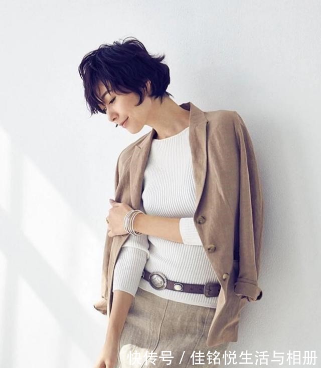 秋冬 日系穿搭也可以没有大衣,“日系辣妈”穿搭思路,教你这样美!