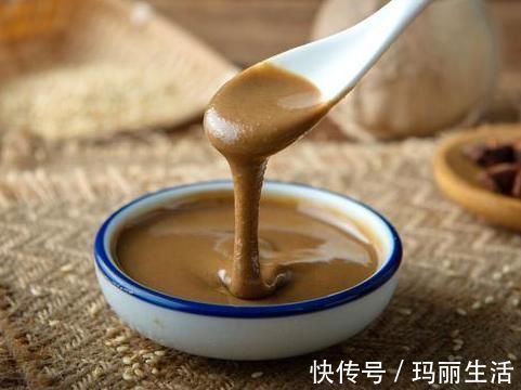 芝麻酱调稀,应该用水还是用油?教你2种做法,丝滑又香浓