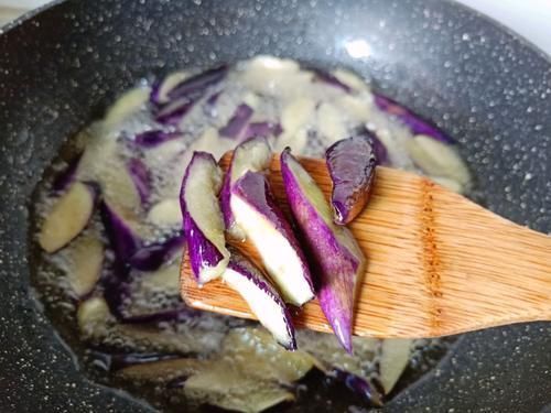 茄子块|蒸茄子,切记别直接上锅蒸,多加1步,茄子鲜嫩入味不变色,真香