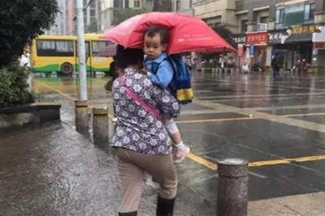 安全意识|“霸气爷爷”走红网络，下雨天带孙子出门，超豪华雨伞引路人围观