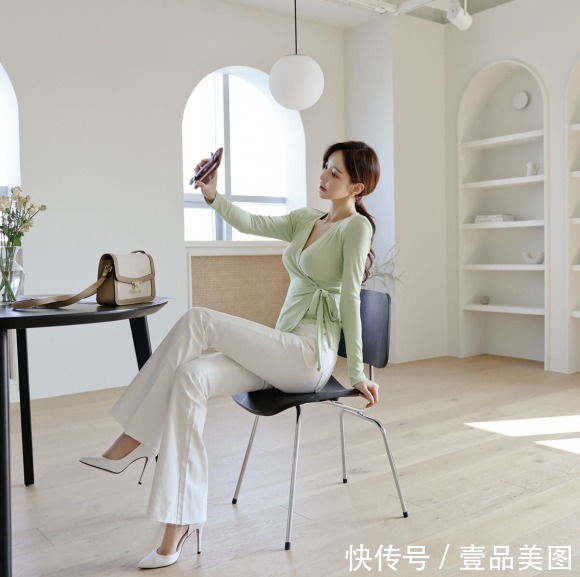 时尚搭配|女神孙允珠的时尚搭配:葱郁果绿居家宽松荷叶休闲衫