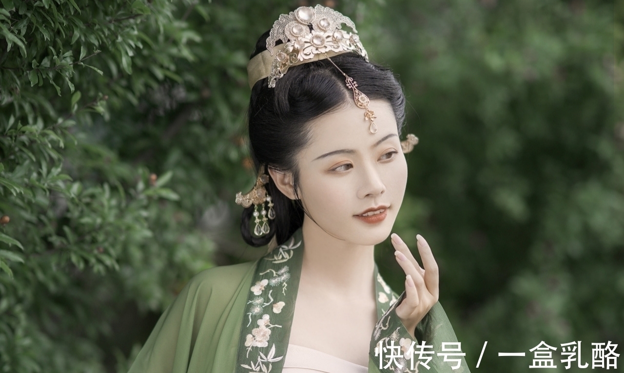 梦酣@五言格律与七言格律:化露凝烟君不见,雍容无愧向瑶坛