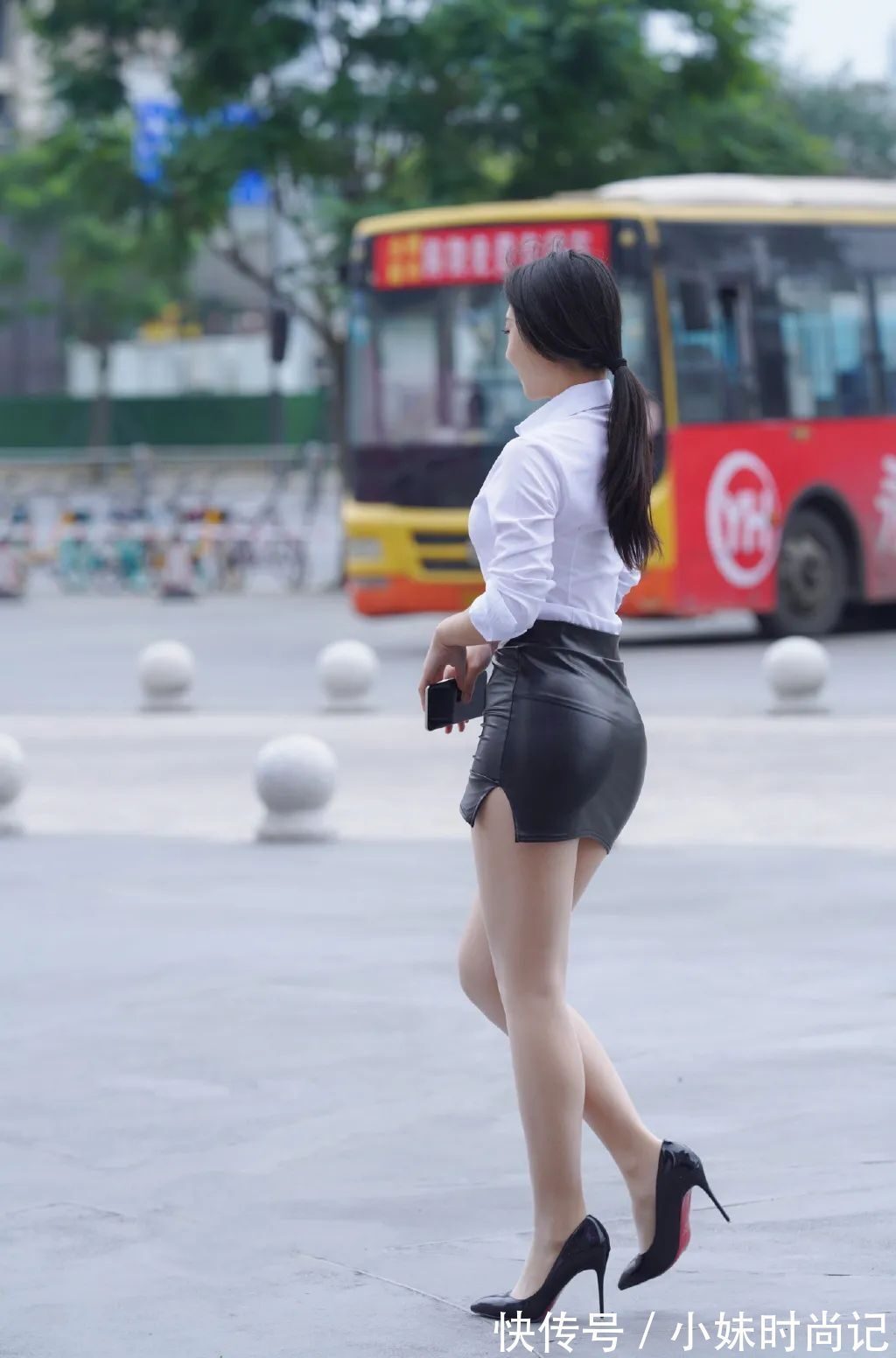 街拍 街拍:包臀裙搭配白衬衫,展现职场女人的韵味