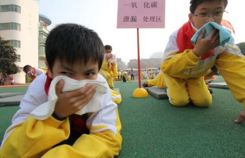 氧化碳中毒|怎么回事！男童光着身子躺床上还说胡话，送医途中吐了一车