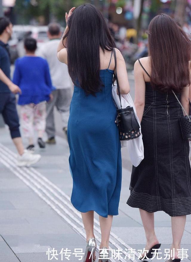小姐姐|幽蓝长裙+银色高跟鞋,让小姐姐展现高级气质,性感又时尚