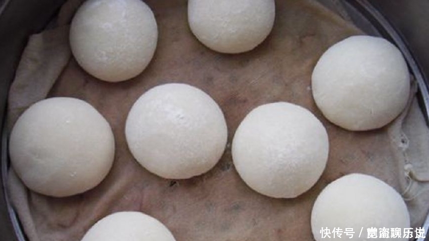 蒸馒头,冷水上锅还是开水上锅都错面点师教你一招,又大又软