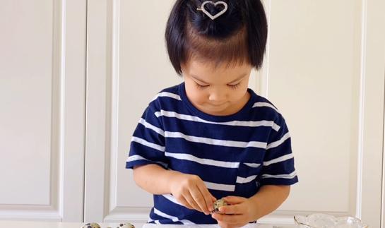 带娃|“听话宝宝”火了,服从亲妈指令指哪打哪,网友:一看就90后带娃