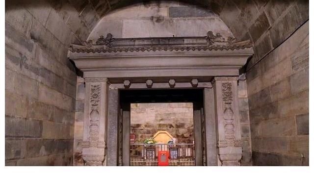 皇后$1980年考古队挖开光绪墓,一名医生爬进皇后棺材,爬出后呕吐不止