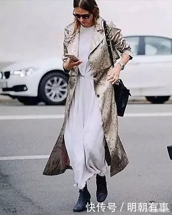 最近火了一种穿法,叫“冬外套+春裙子”,时髦保暖,明星都上瘾