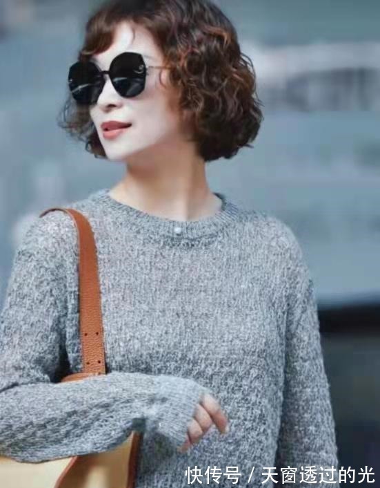穿搭 奔五的女人甩掉“大妈感”,看这位大龄姐姐,靠穿搭显年轻又优雅!