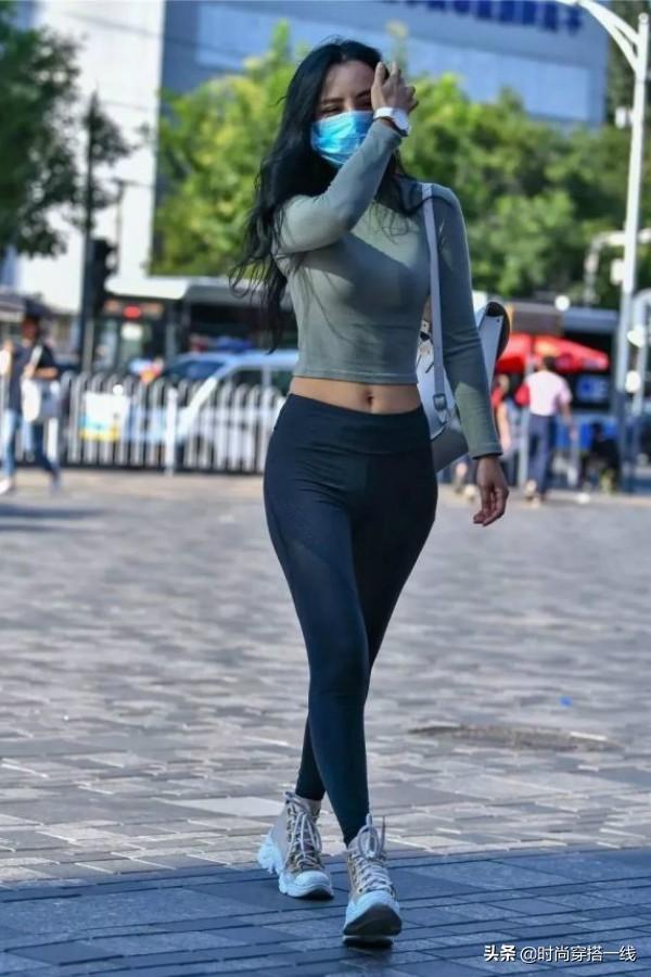 女人|今夏“无痕裤”吃香了,遮肉又显年轻,有品位的女人都在穿