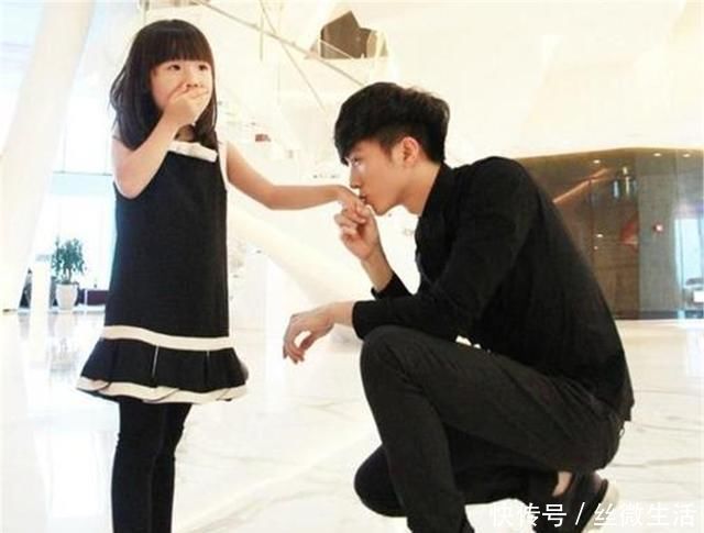 妹妹|和相差20岁的妹妹逛超市,哥哥蹲地诉苦,妹妹:凭啥只给嫂子买?