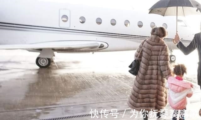 迷你罗|奢侈!C罗未婚妻去北极过圣诞,貂皮大衣抢镜,迷你罗帮着带娃