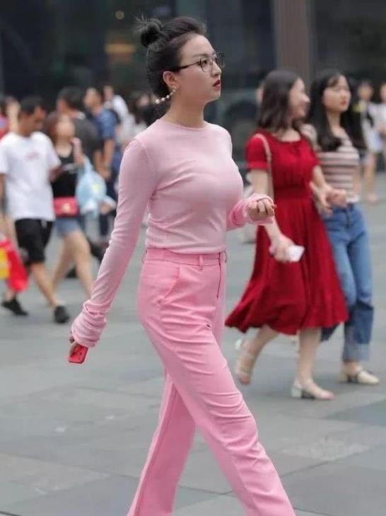整体造型|时尚美女身穿白色衬衫,搭配灰色破洞牛仔裤,尽显时尚女神魅力