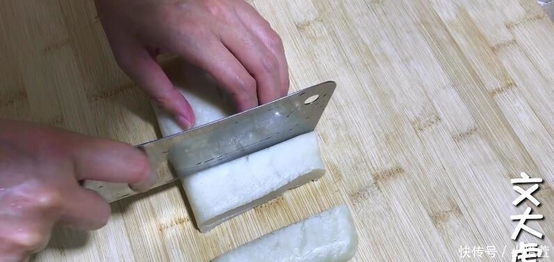 年糕|糯米粉开水烫一烫,比年糕简单,比糍粑好吃,一学就会