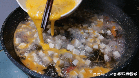1块豆腐,2个鸡蛋,5分钟上桌的营养汤,少油少调料,超好喝