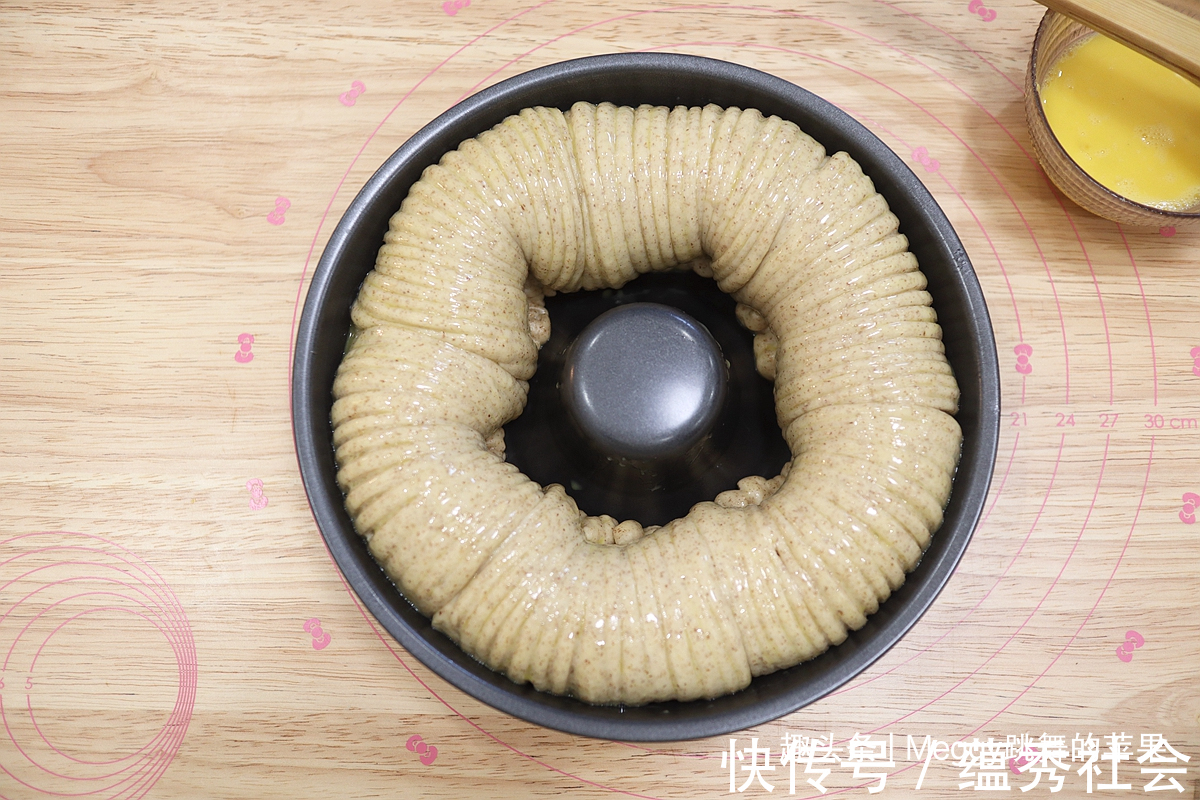 零食|黑全麦毛线球面包,又暄又软还低糖,早餐零食吃着太满足了