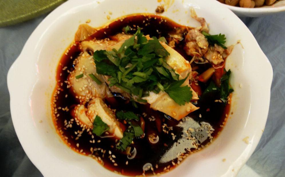 白切鸡怎么做好吃?学习一下广东大厨的做法,皮脆肉嫩色泽金黄