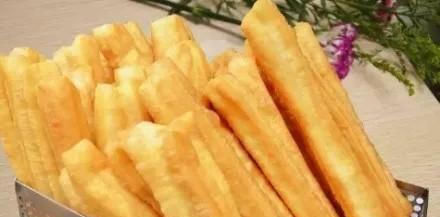 油条|做油条2个鸡蛋,一碗面,开水一烫,不用发面,超级快