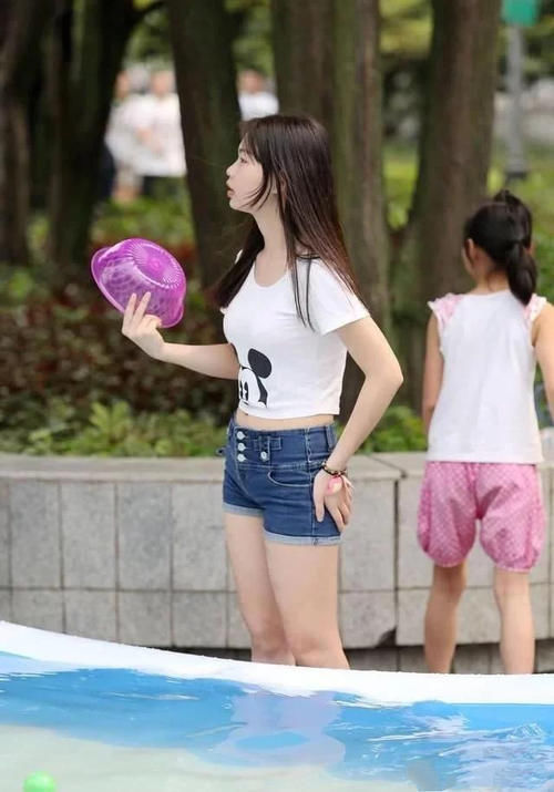 玩水的清纯小妹,干净如初,俏皮又迷人#时尚穿搭# #时尚街拍#