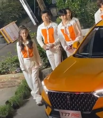 蔡徐坤|关晓彤穿平底鞋录节目，当她和184蔡徐坤同框，谁的身高在说谎