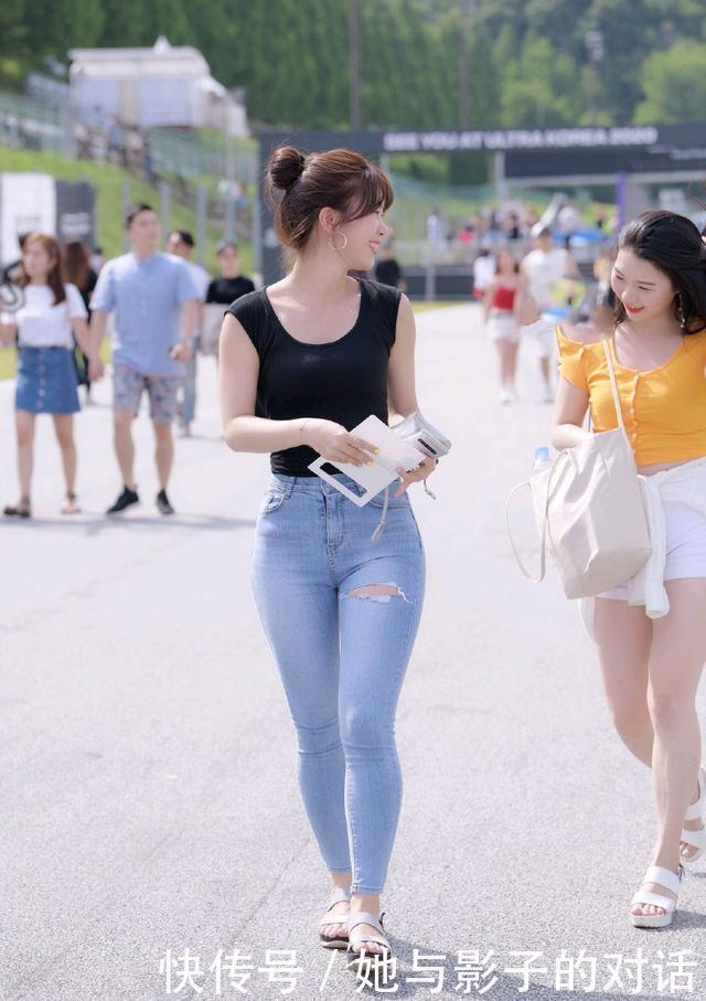 a495|时尚穿搭黑色V领上衣搭配牛仔裤+凉鞋