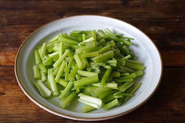 入冬后，给家人多吃这肉，和芹菜简单一炒，香味扑鼻，馋到流口水