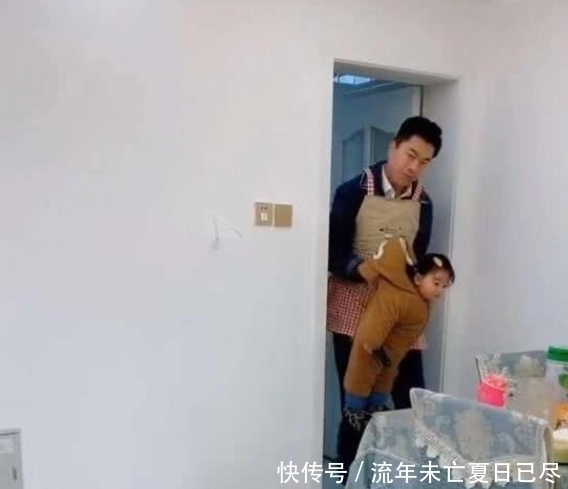 厨房|宝宝跑厨房捣乱,奶爸直接单手拎出来,网友:宝宝是捡来的?
