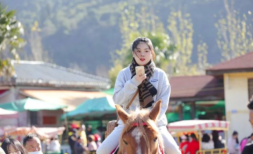 老年|温泉牧羊湖油菜花盛开，牛年第一抹暖色！