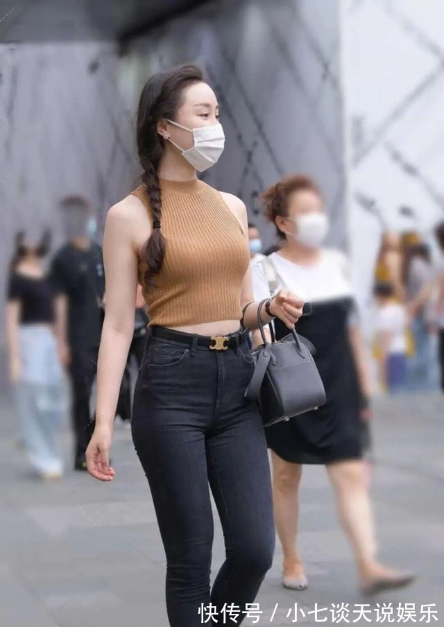 别样|别样的牛仔裤穿法，气质女孩喜欢的裤装搭配，朴素时尚有气质