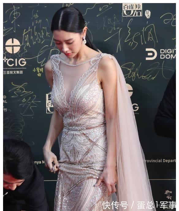 黄皮 克拉拉的身材绝了,香槟色修身裙凸显完美线条,体态姣好气质动人