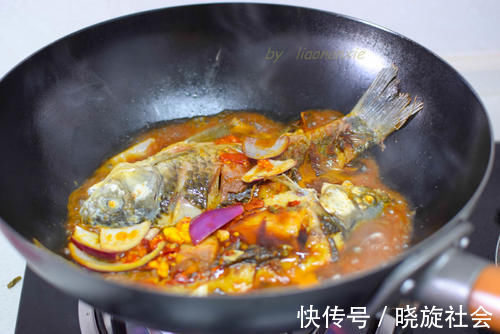 鲫鱼|跟一位大排档的师傅学来的烧法,这里的调料,肉嫩味香,太好吃了