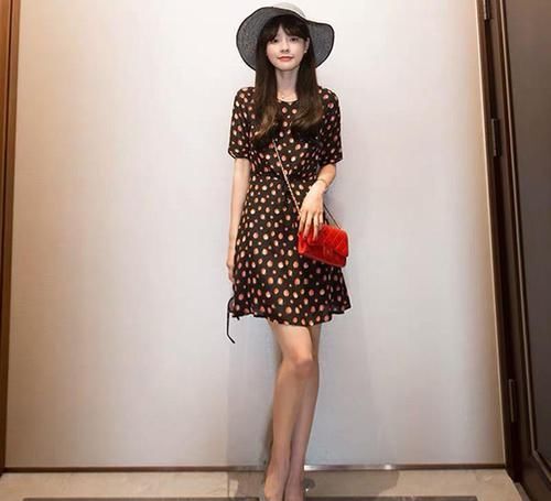 波点怎么穿都不会觉得腻！以下搭配优雅时尚，照搬还简单