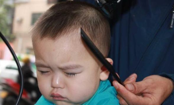 尿布|“家有一老如有一宝”,但老人的养育方式,父母要懂得取舍