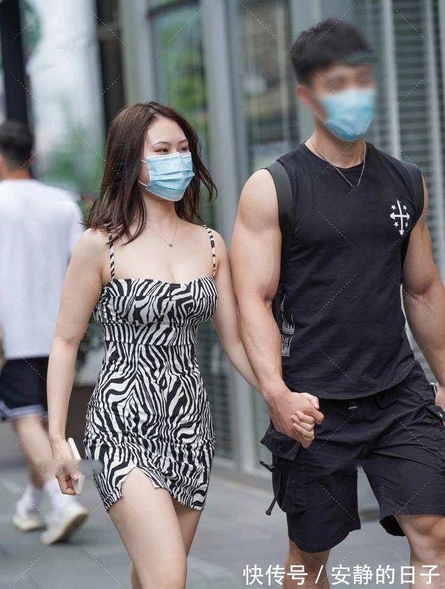 高跟鞋 黑白色组合很经典,条纹图案设计的连衣裙很漂亮!