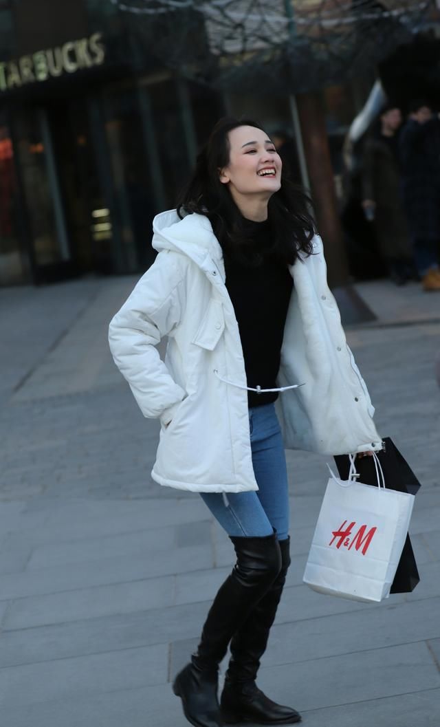 牛仔裤穿起来非常时髦有范，修身的版型尽显你窈窕好身姿