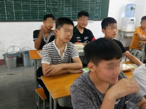 好好学习|熊孩子上课不认真,涂鸦书中名人图片,老师:该批评还是该夸奖呢