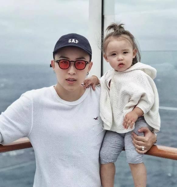 单亲妈妈|不想结婚但想要孩子,砸50万生5国混血儿的单亲妈妈,现在咋样了?