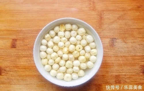 它比阿胶养人,十块钱煮一锅,春天干燥要多喝,皮肤水润,气色好