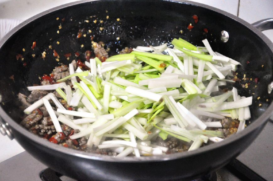 这菜贵是贵点,却是宴客的硬菜,鲜辣爽口,很多人爱吃却不会做