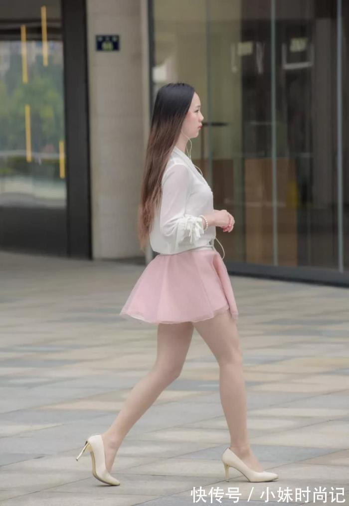 清新|街拍:打扮很清新很靓丽的美女,干净整洁的气质,多了几分淑女气质