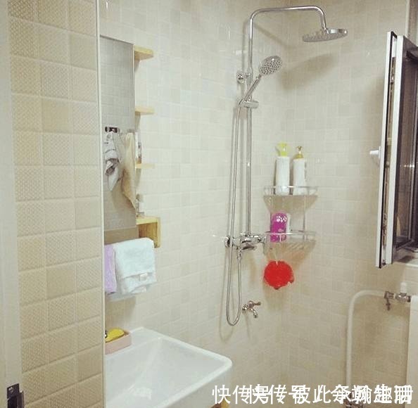 老师傅|老公坚持把阳台和客厅打通,让老师傅装一排榻榻米,一房变两房!