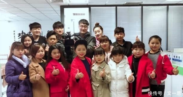 爹妈|成都最美袖珍女孩结婚了,30多岁拥有十几岁的童颜,爹妈含泪送嫁