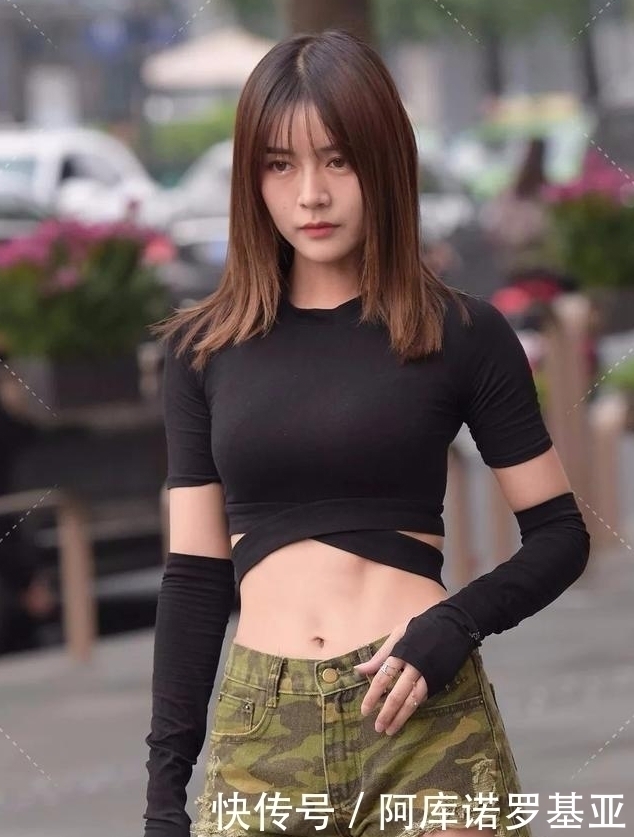 大长腿|小腰精的夏季必备神器，露脐短袖搭毛边牛仔裤，俏皮可爱显身材