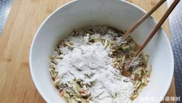 火腿肠|2个鸡蛋2个茄子，10分钟让早餐饼变得又软又壮