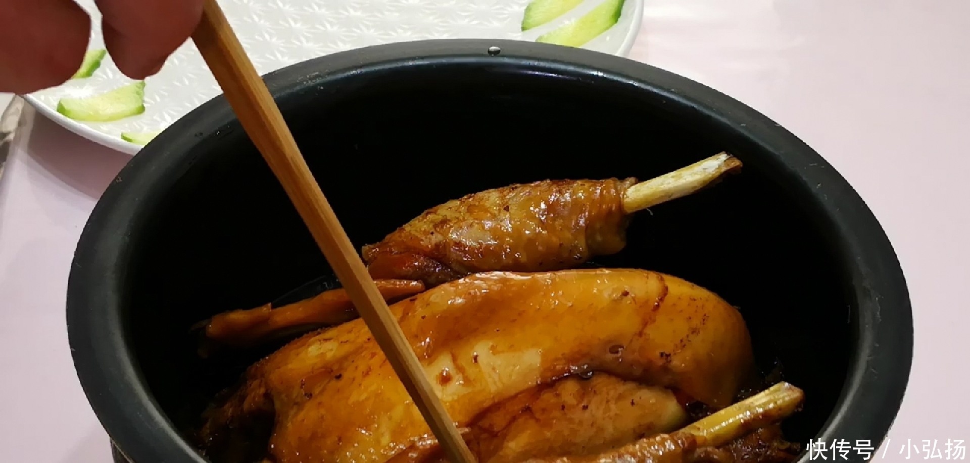 整只鸡往电饭锅里一丢,不加1滴水1滴油,出锅后老婆和儿子抢着吃