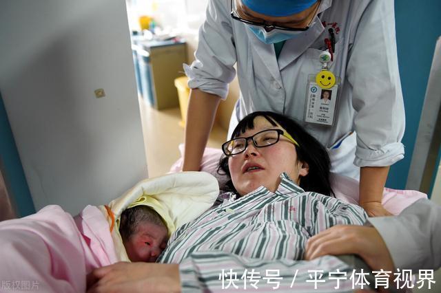 怀孕期间|男孩陪46岁妈妈待产,被医生夸赞孝顺,孕妈:他是宝宝的爸爸